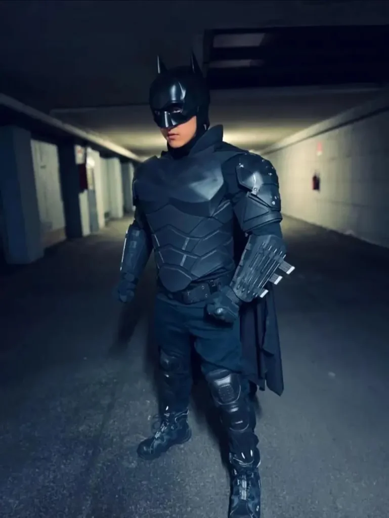 Armatura Cosplay Dark Vigilante Completa | Suit Hero Tactical Armor Stampata in 3D | Costume su Misura con Casco e Mantello Fan made